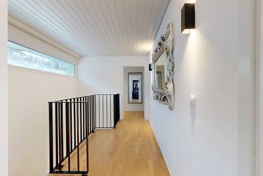 couloir avec plafond en bois, wood ceiling, sol en finition bois, wood finish floor, et lumière naturelle