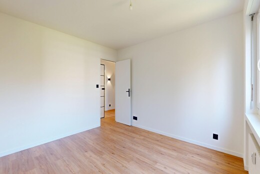 pièce vide avec inside property, sol en finition bois, wood finish floor, cloison sèche, et drywall