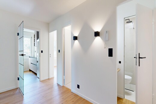 couloir avec sol en finition bois, wood finish floor, inside property, cloison sèche, et drywall