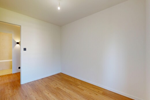 pièce vide avec drywall, cloison sèche, wood finish floor, sol en finition bois, et inside property
