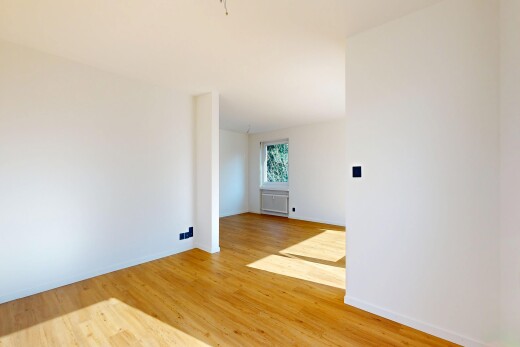 pièce vide avec cloison sèche, drywall, inside property, sol en finition bois, et wood finish floor