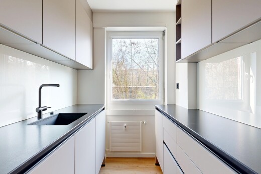cuisine avec dark countertops, plans de travail, light floor, natural light, et lumière naturelle
