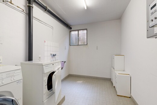 buanderie avec vinyl floor, sol en vinyle, drywall, cloison sèche, et vinyl tile