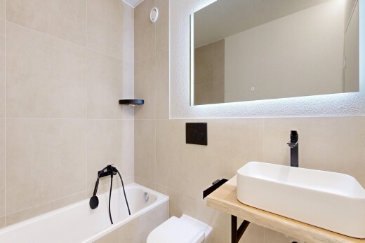salle de bains avec salle de bain complète, mur en carrelage, tile wall, bain, et évier