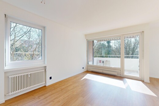 pièce vide avec radiateur, sol en finition bois, wood finish floor, cloison sèche, et drywall