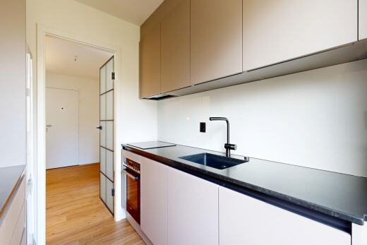 cuisine avec plans de travail, dark countertops, sol en finition bois, wood finish floor, et light floor