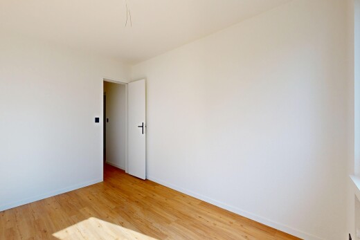 pièce vide avec inside property, sol en finition bois, wood finish floor, cloison sèche, et drywall