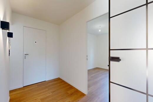 pièce vide avec light floor, wood finish floor, sol en finition bois, inside property, et drywall