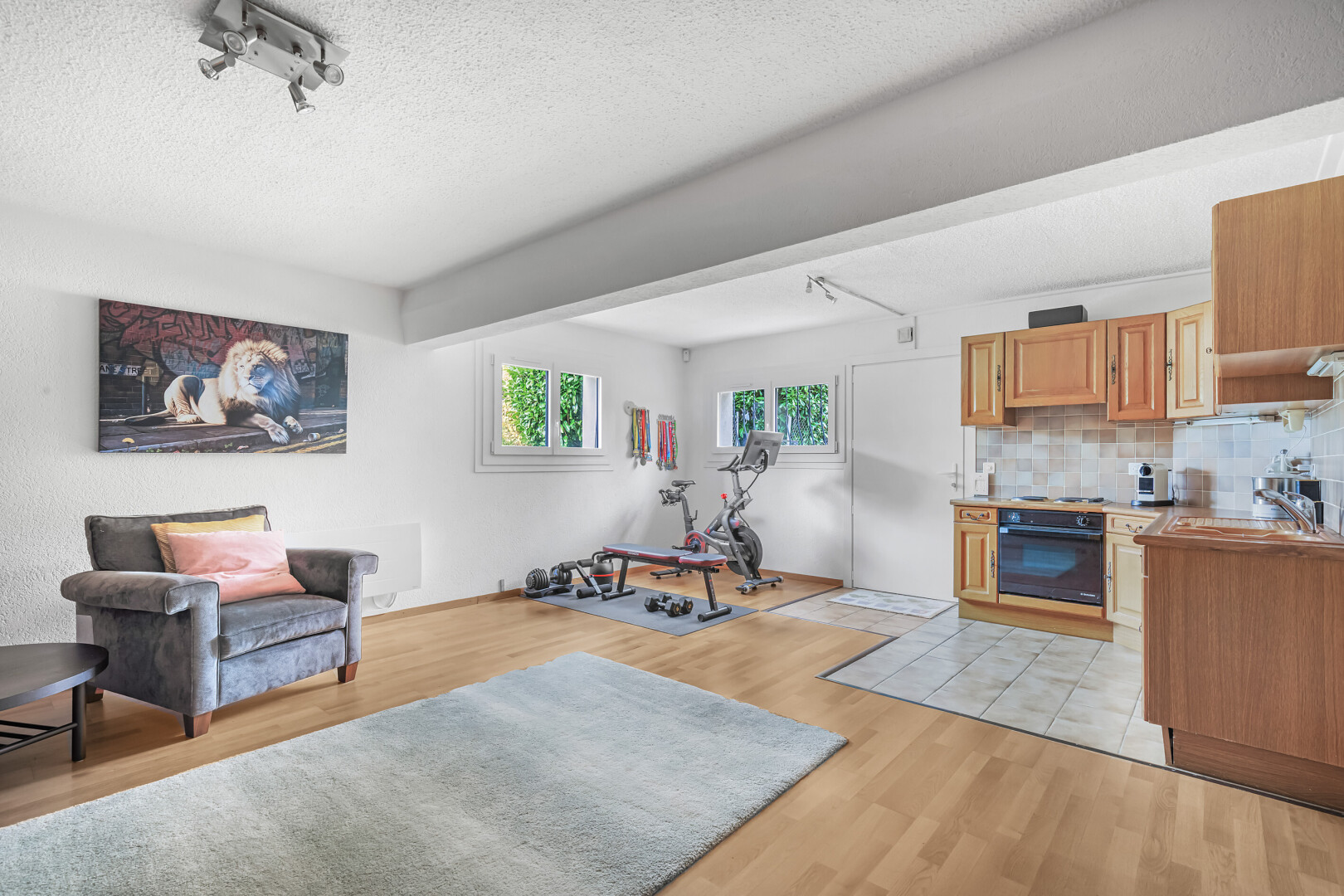 wohnzimmer mit inside property, natural light, natürliches licht, track lighting, und deckenbeleuchtung