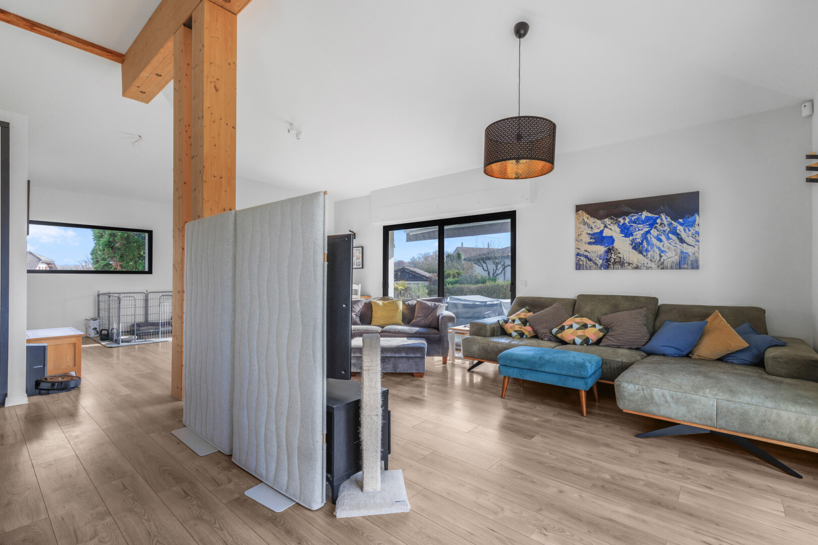 wohnzimmer mit wood finish floor, holzfußboden, drywall, gipskartonwand, und natural light