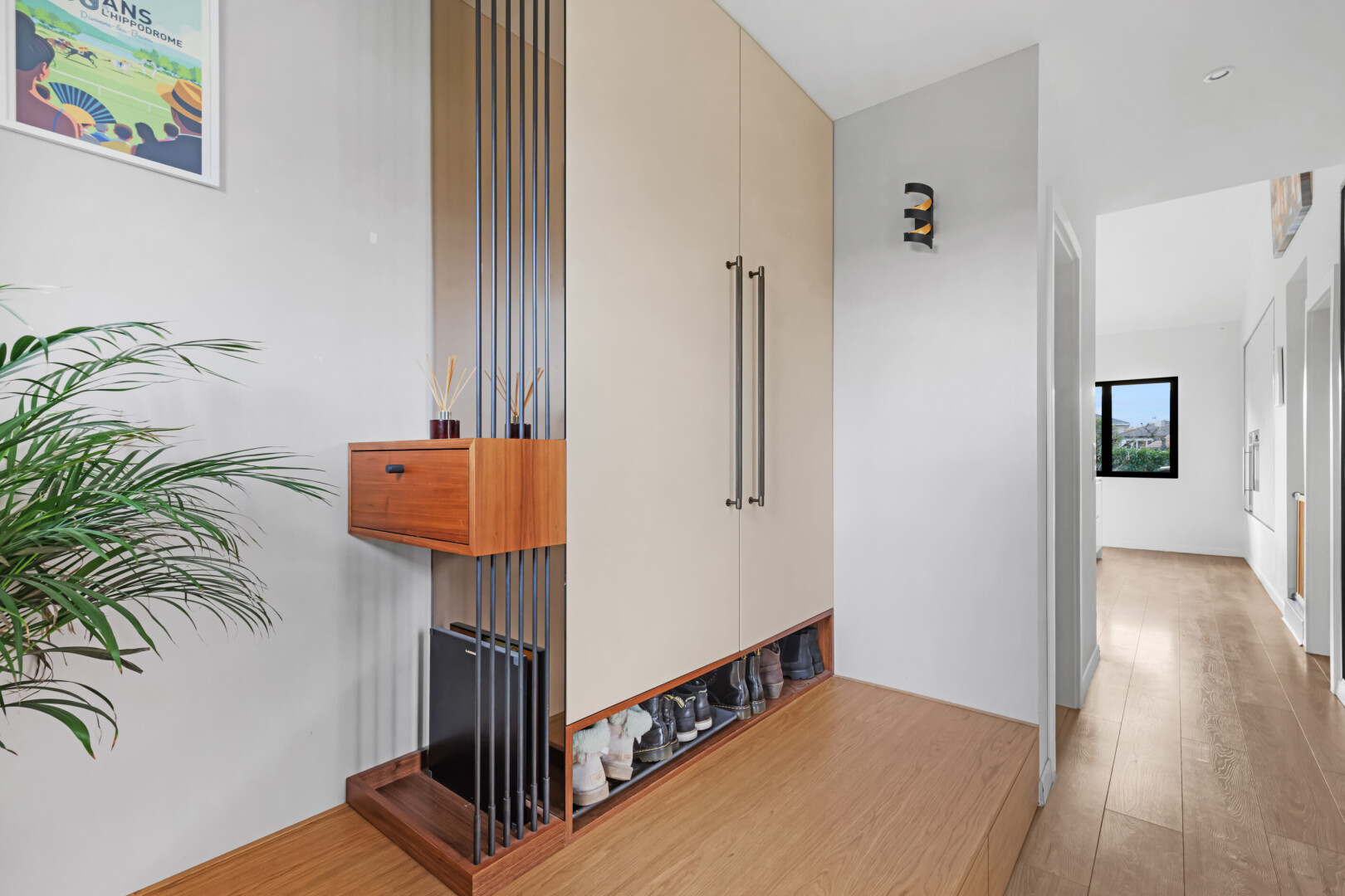 halle / korridor mit wood finish floor, holzfußboden, inside property, drywall, und gipskartonwand