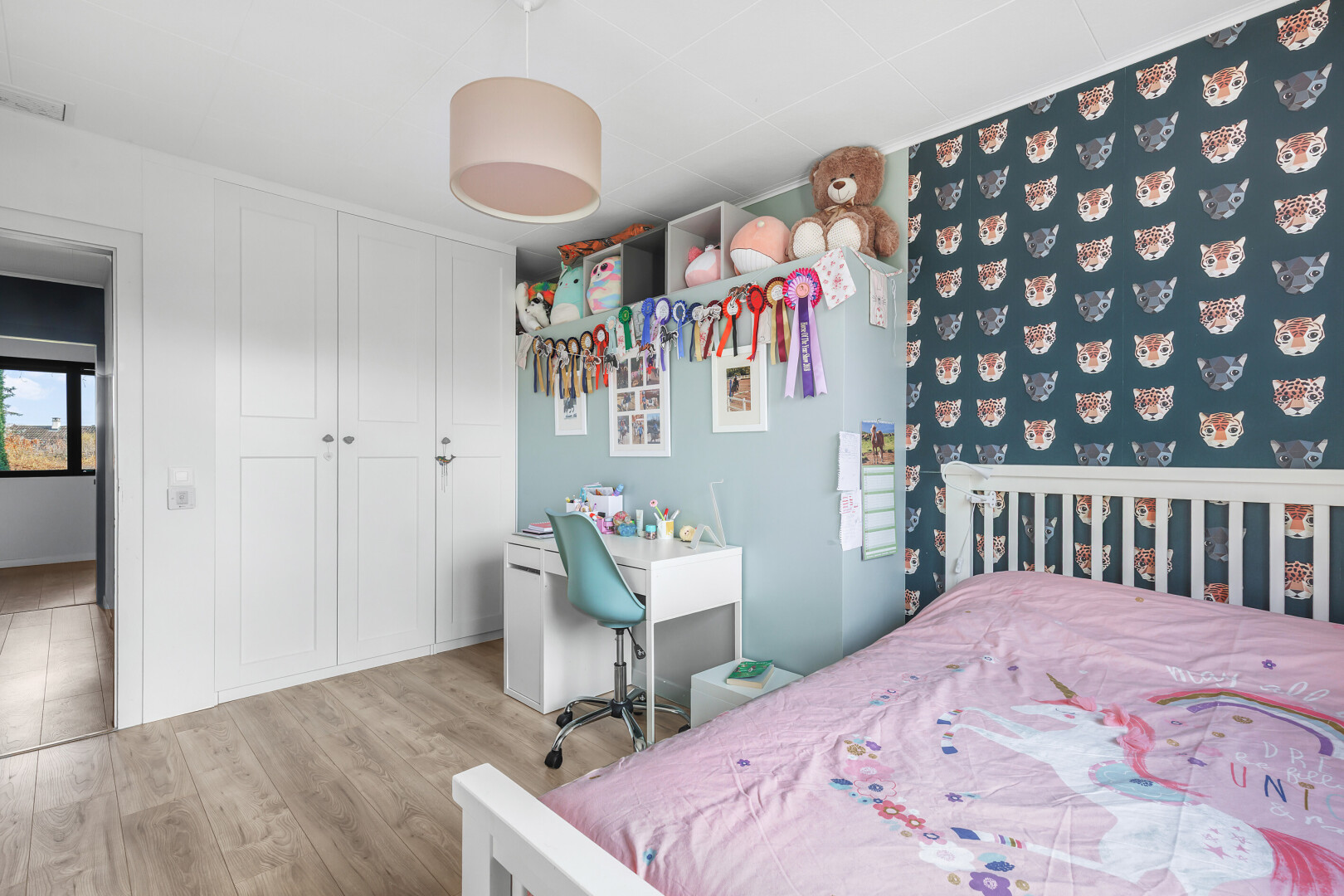 zimmer / schlafzimmer mit inside property, holzfußboden, wood finish floor, kleiderschrank, und natürliches licht