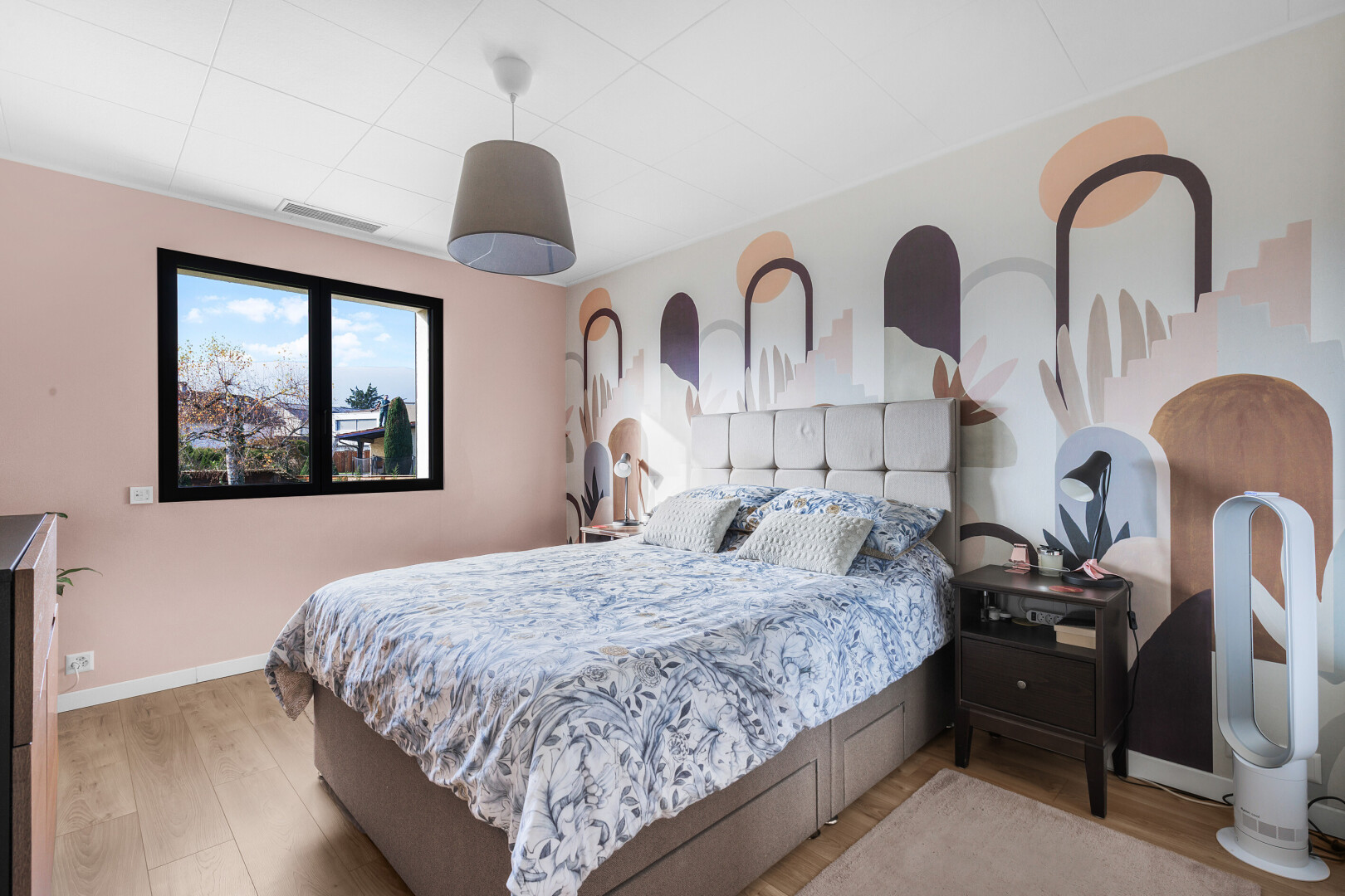 zimmer / schlafzimmer mit natürliches licht, natural light, inside property, holzfußboden, und wood finish floor