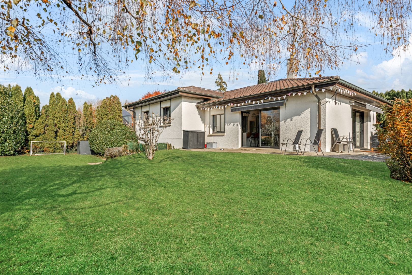 außenansicht mit day time, property visible, rasen, ziegeldach, und stuckverkleidung