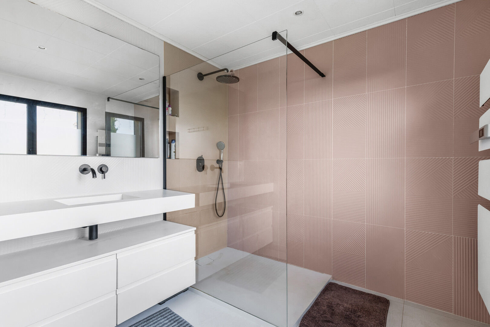 bad mit komplettes badezimmer, dusche, inside property, schminktisch, und waschbecken