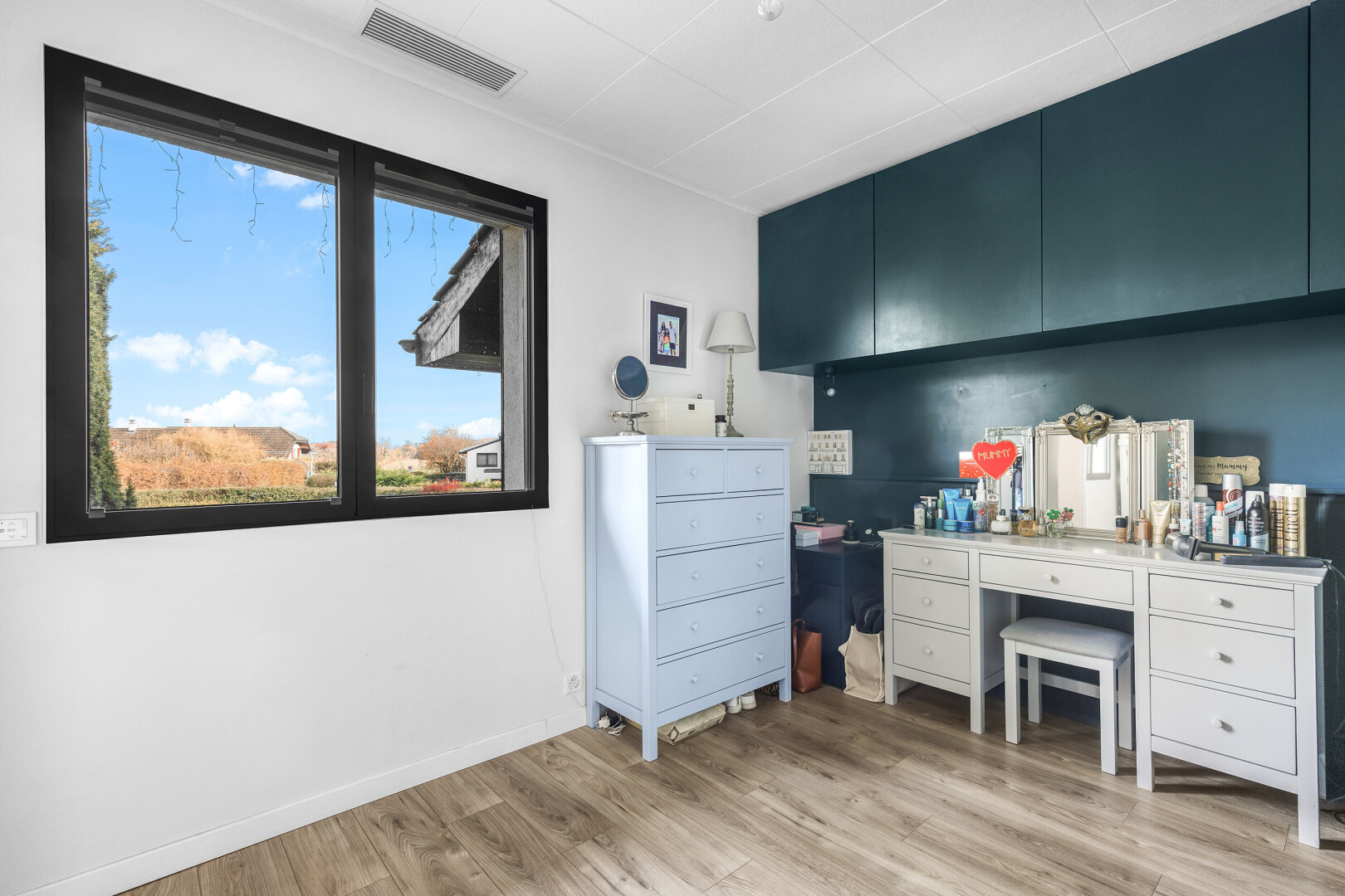 küche mit natural light, natürliches licht, inside property, drywall, und gipskartonwand