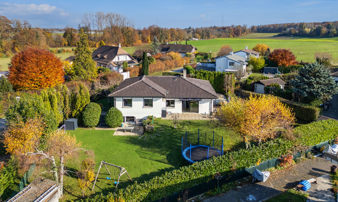 außenansicht mit property visible, trampolin, day time, und rasen