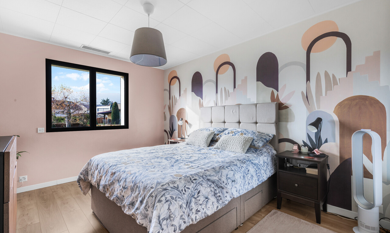 chambre avec lumière naturelle, natural light, inside property, sol en finition bois, et wood finish floor