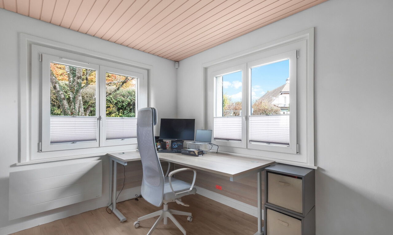 büro mit natural light, natürliches licht, bürobereich, wood finish floor, und holzfußboden