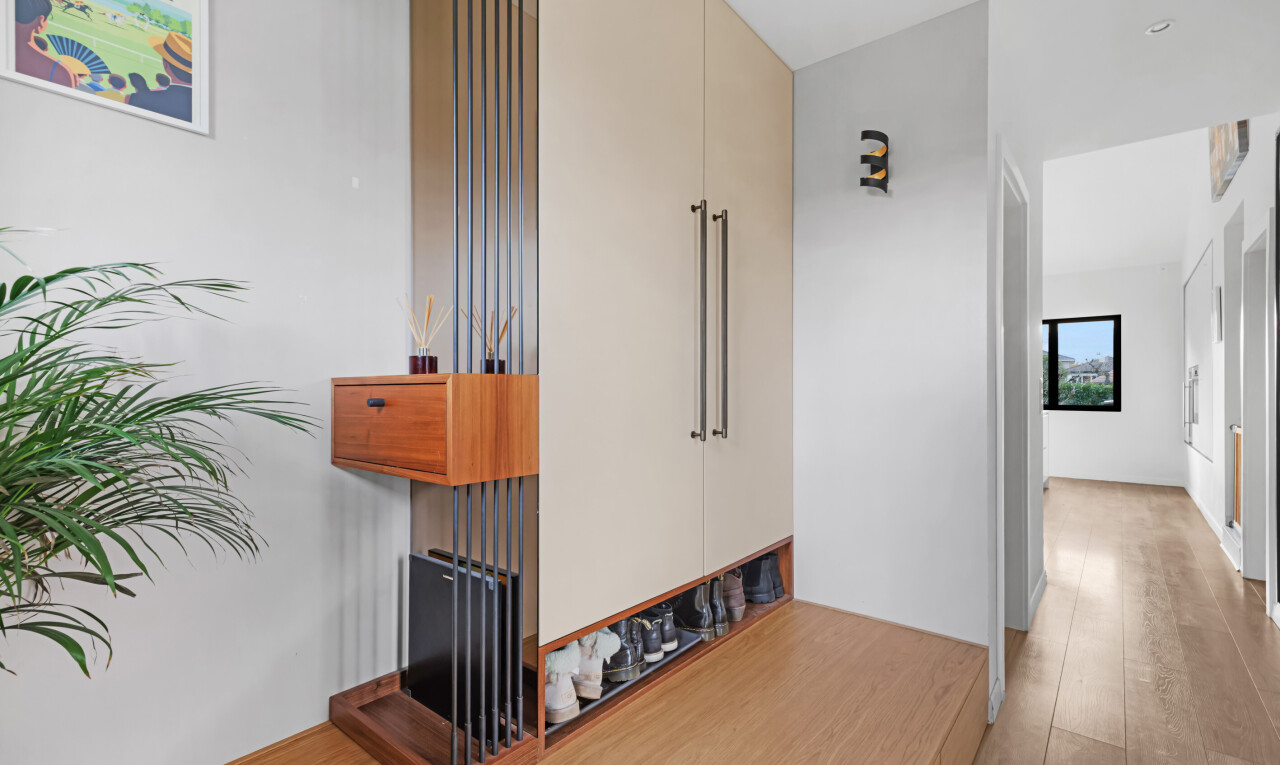 halle / korridor mit wood finish floor, holzfußboden, inside property, drywall, und gipskartonwand