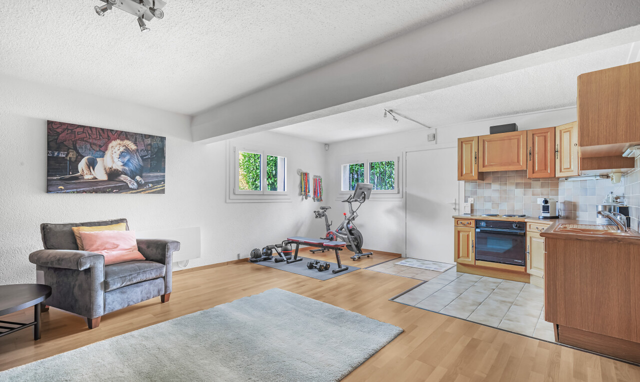 salon avec inside property, natural light, lumière naturelle, track lighting, et éclairage sur rail