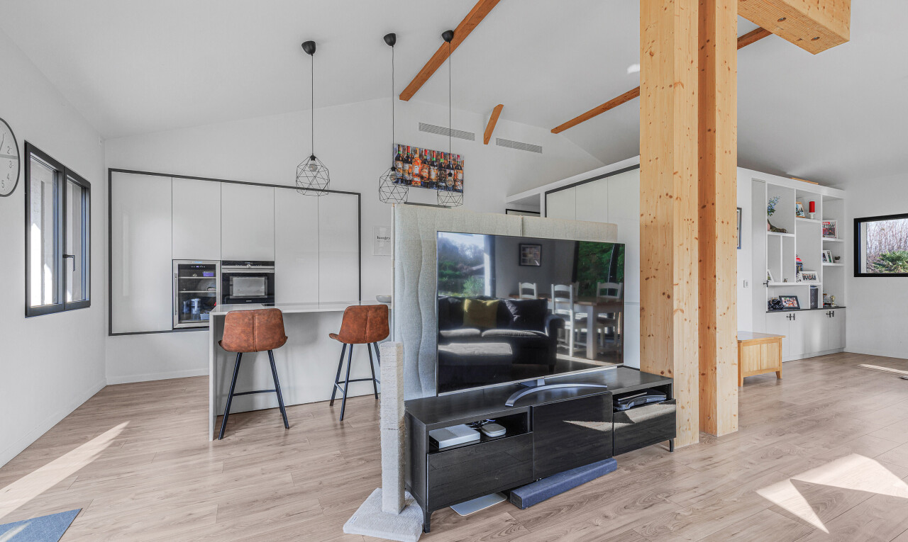 wohnzimmer mit fernseher, holzfußboden, wood finish floor, natürliches licht, und natural light