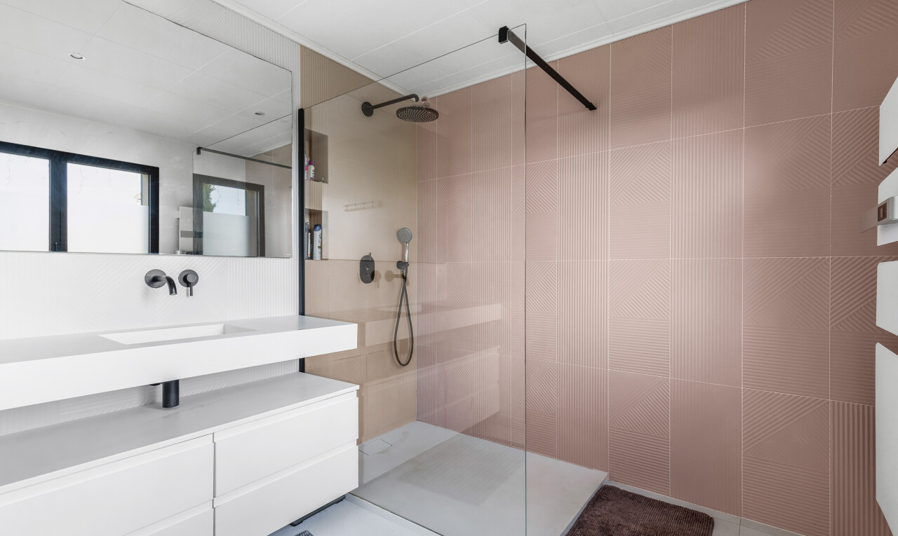 salle de bains avec salle de bain complète, douche, inside property, lavabo (ou coiffeuse selon le contexte), et évier