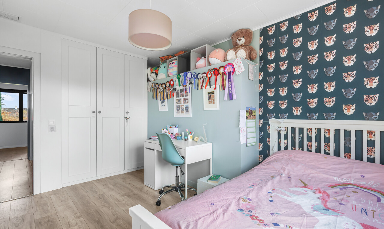 chambre avec inside property, sol en finition bois, wood finish floor, placard, et lumière naturelle