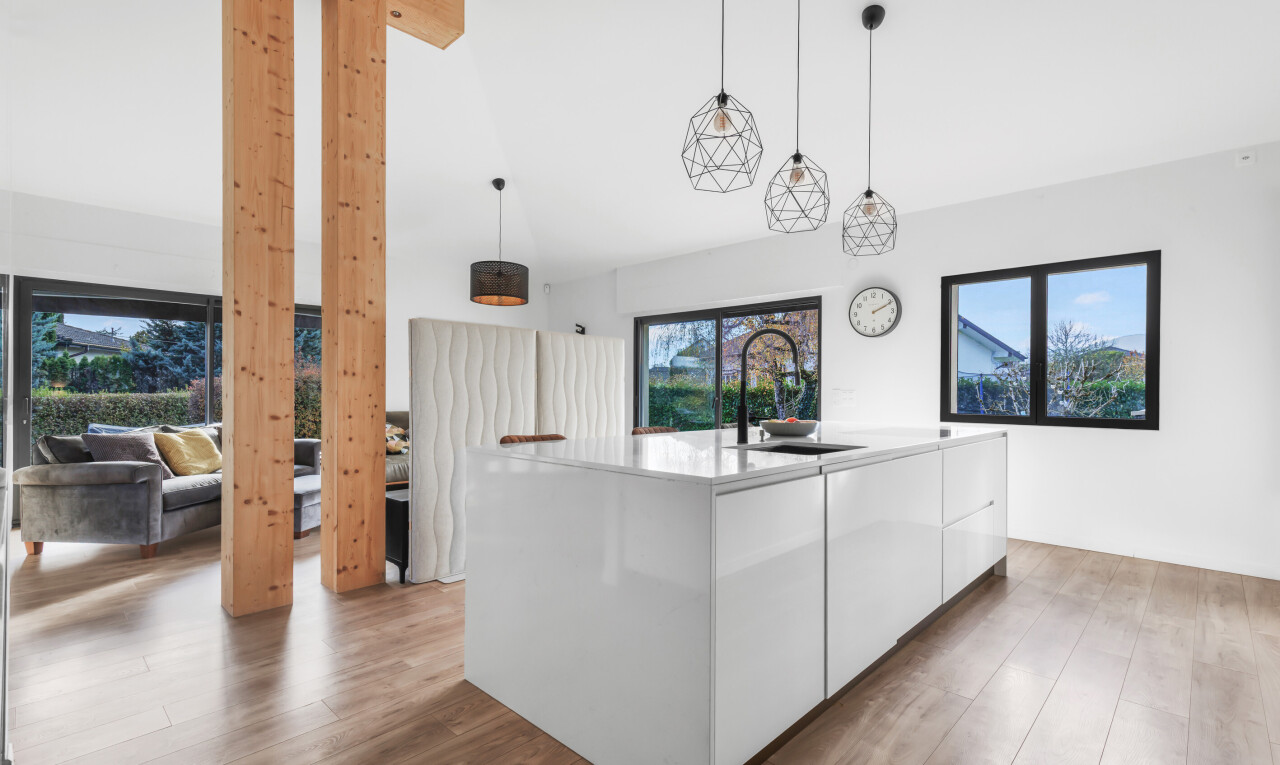 küche mit schränke mit flachen paneelen, pendelleuchte, weiße schränke, wood finish floor, und holzfußboden