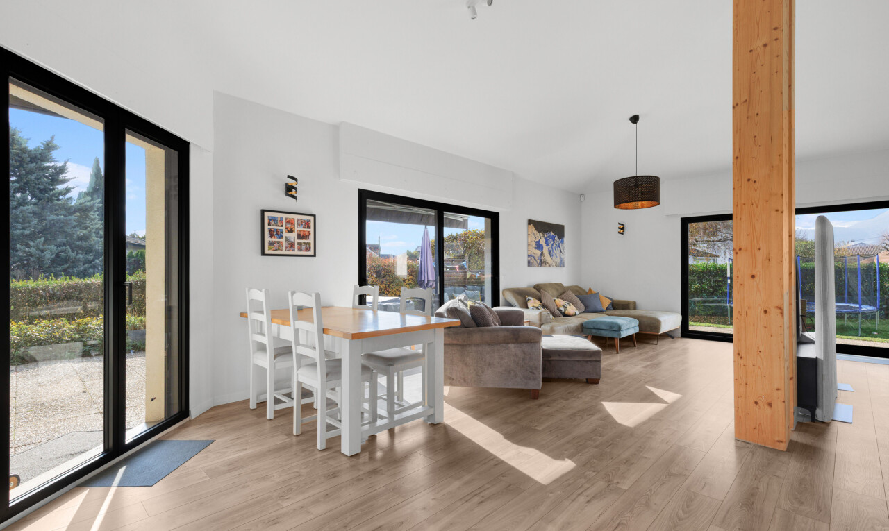 wohn- / esszimmer mit wood finish floor, holzfußboden, inside property, drywall, und gipskartonwand