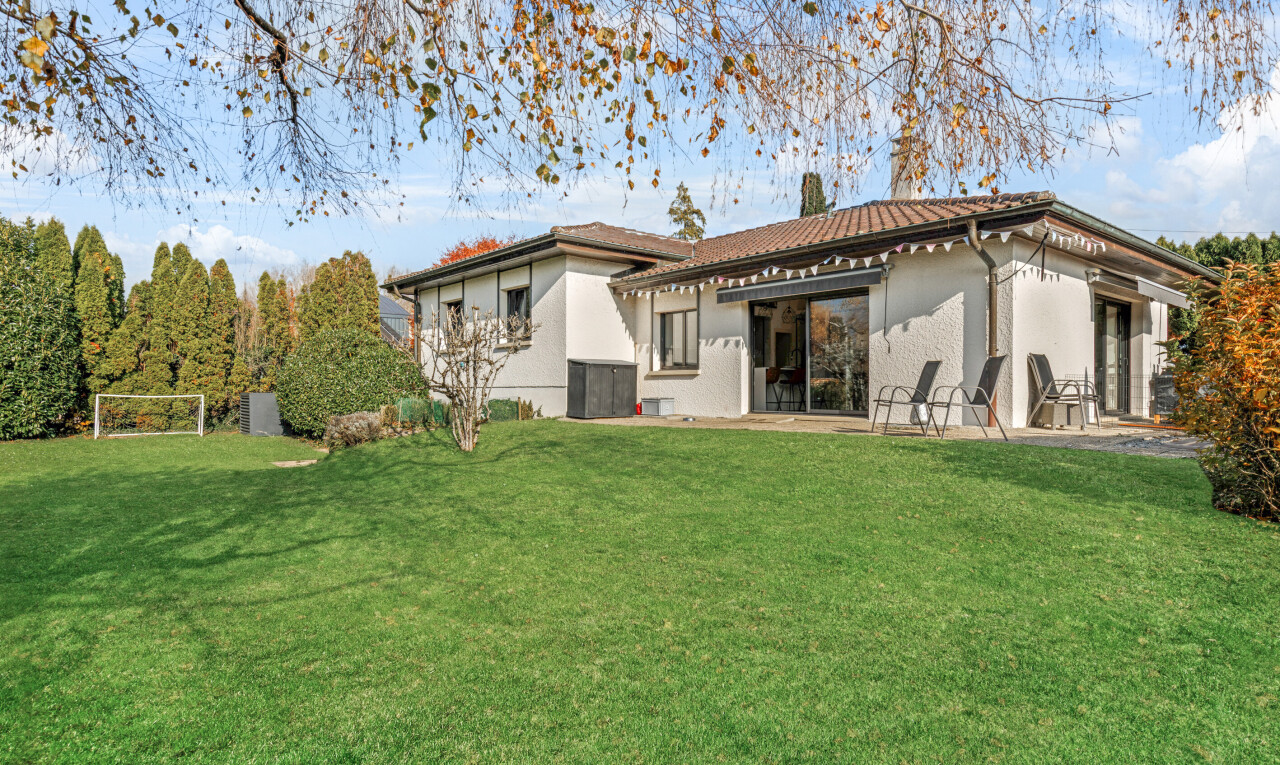 außenansicht mit day time, property visible, rasen, ziegeldach, und stuckverkleidung