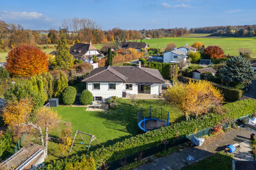 außenansicht mit property visible, trampolin, day time, und rasen