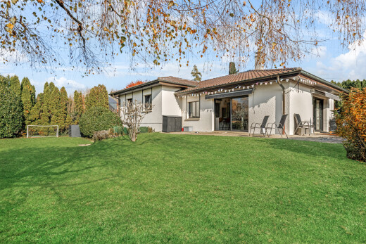 außenansicht mit day time, property visible, rasen, ziegeldach, und stuckverkleidung