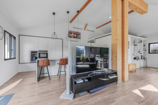 wohnzimmer mit fernseher, holzfußboden, wood finish floor, natürliches licht, und natural light