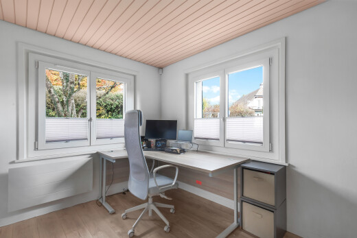 büro mit natural light, natürliches licht, bürobereich, wood finish floor, und holzfußboden