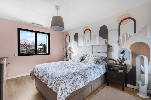 zimmer / schlafzimmer mit natürliches licht, natural light, inside property, holzfußboden, und wood finish floor