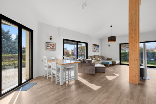 wohn- / esszimmer mit wood finish floor, holzfußboden, inside property, drywall, und gipskartonwand