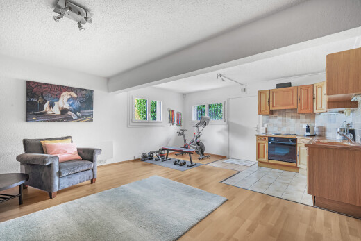 wohnzimmer mit inside property, natural light, natürliches licht, track lighting, und deckenbeleuchtung