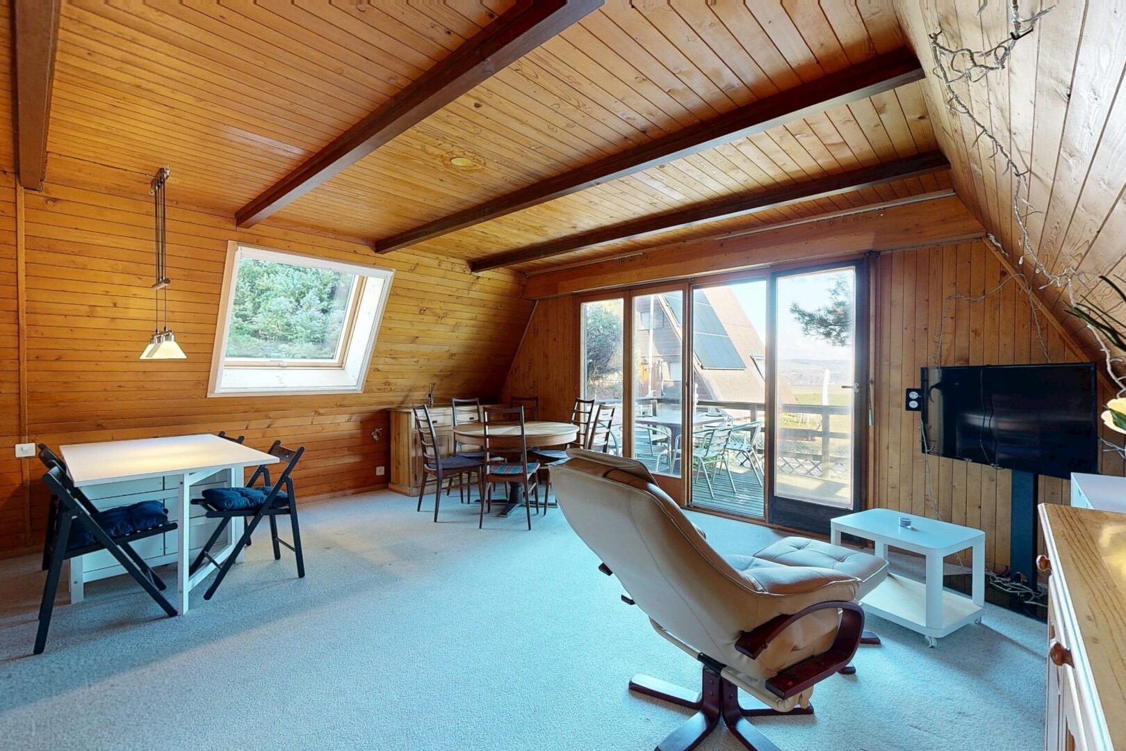 büro mit holzwand, wood wall, natürliches licht, natural light, und teppich
