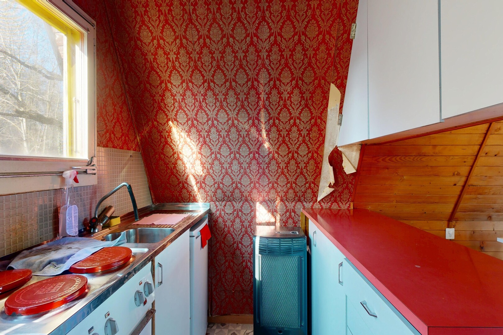 küche mit wallpaper wall, tapetenwand, weiße schränke, white cabinets, und light floor