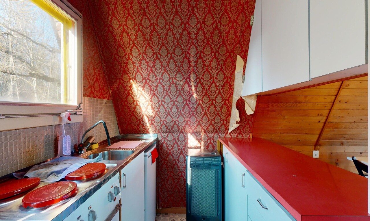 küche mit wallpaper wall, tapetenwand, weiße schränke, white cabinets, und light floor