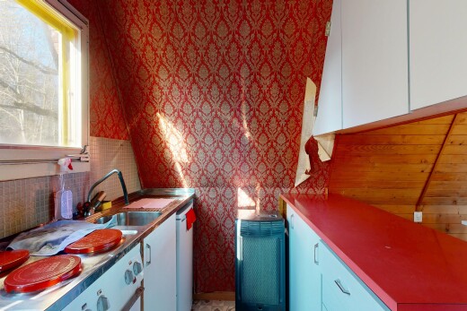 cuisine avec wallpaper wall, mur en papier peint, armoires blanches, white cabinets, et light floor
