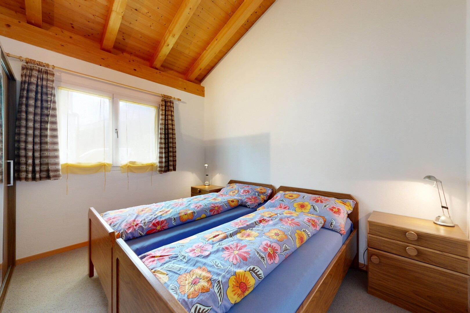 zimmer / schlafzimmer mit beamed ceiling, balkendecke, drywall, gipskartonwand, und wood ceiling