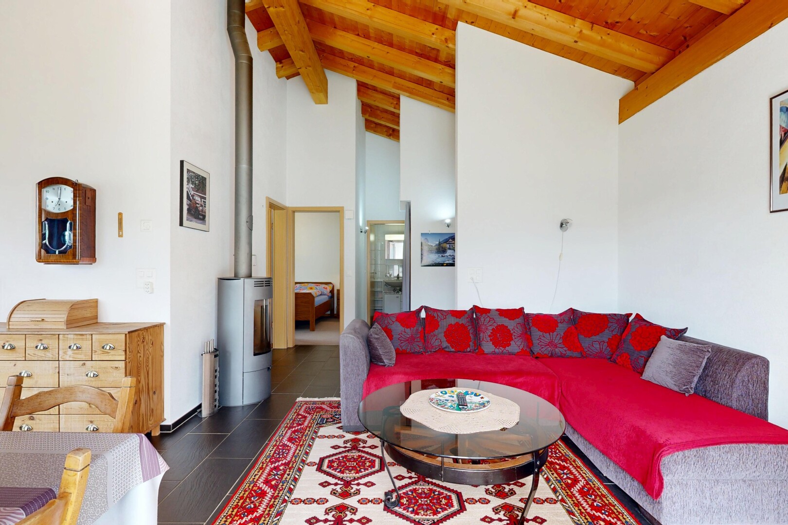 wohnzimmer mit hohe decke, high ceiling, gipskartonwand, drywall, und balkendecke