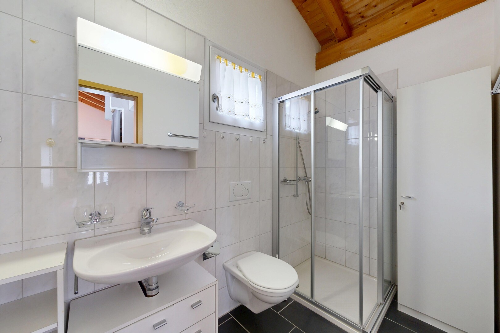 bad mit spiegel, komplettes badezimmer, dusche, dark floor, und inside property