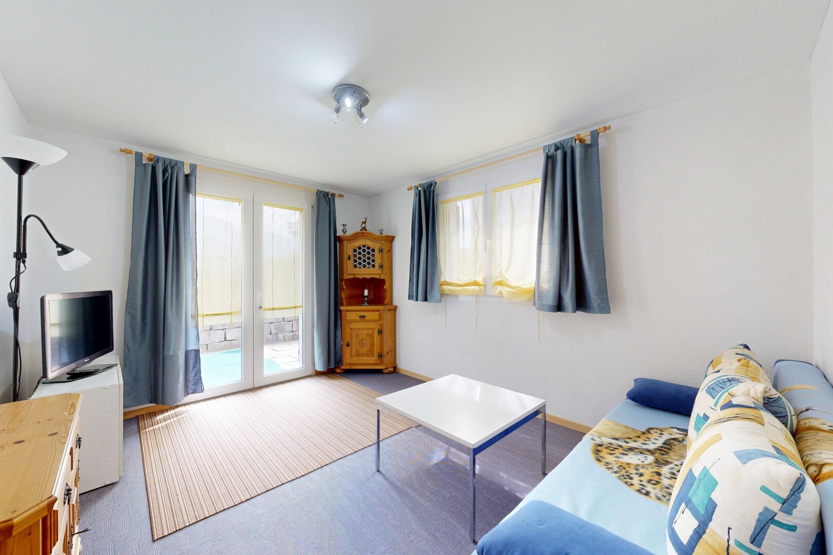 wohnzimmer mit gipskartonwand, drywall, fernseher, natürliches licht, und natural light
