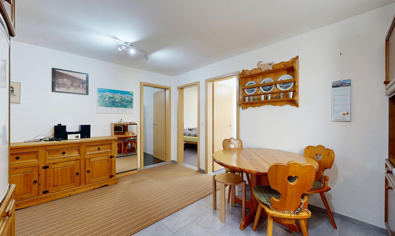 esszimmer mit gipskartonwand, drywall, inside property, light floor, und teppich