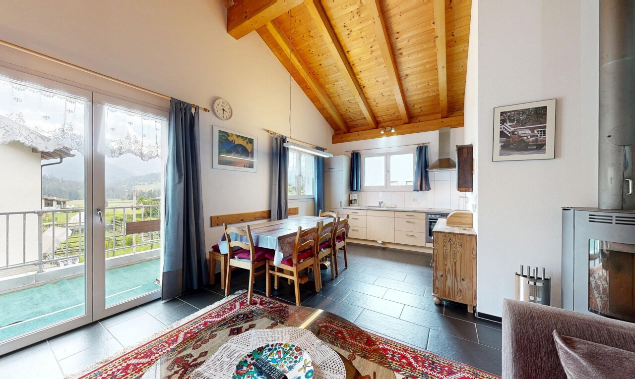 esszimmer mit inside property, dark floor, küchenrückwand beim Herd, balkendecke, und beamed ceiling