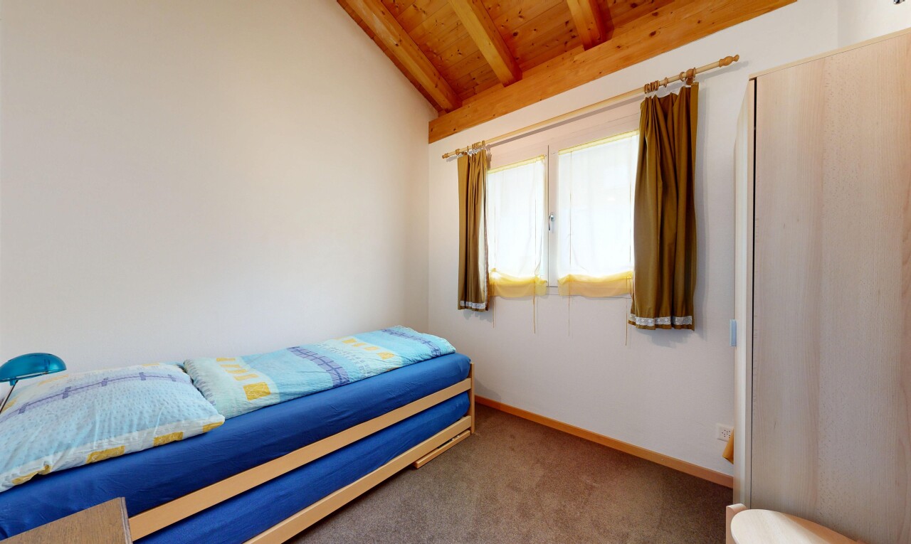 zimmer / schlafzimmer mit dachschräge, vaulted ceiling, gipskartonwand, drywall, und inside property