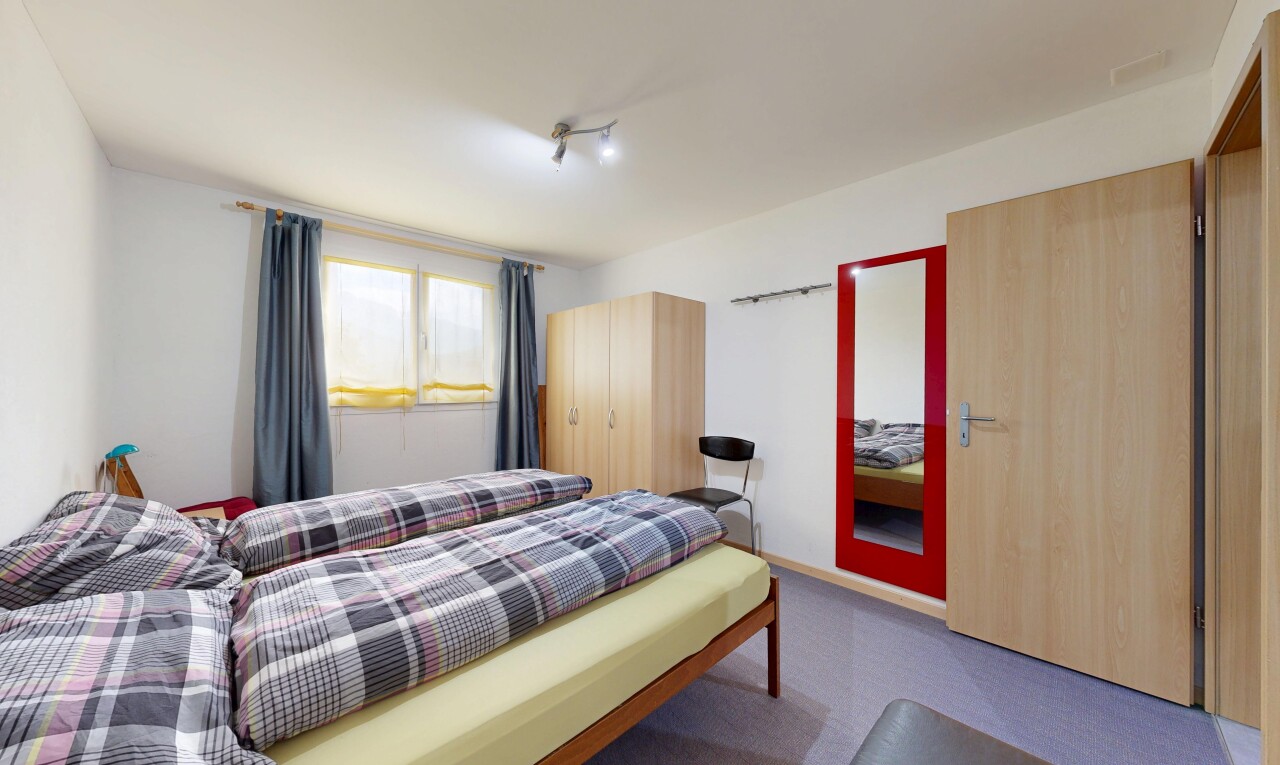 zimmer / schlafzimmer mit gipskartonwand, drywall, inside property, teppich, und carpet